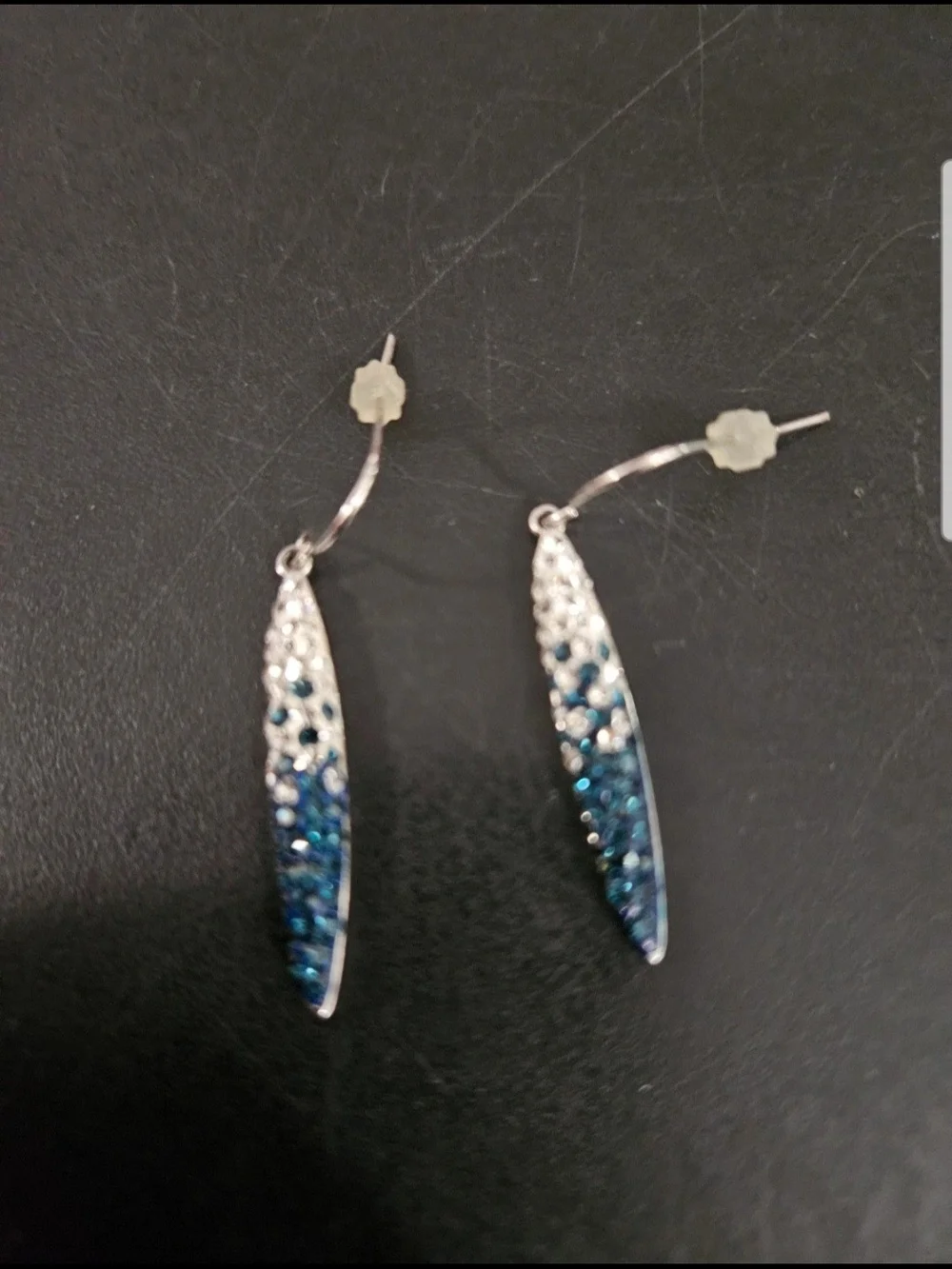 Dangle earrings with a gradient of blue and white crystal